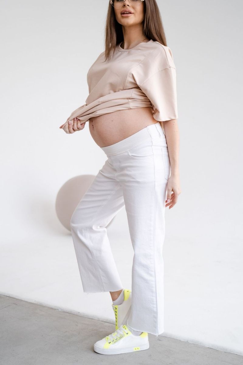 Светлые джинсы для беременных кремовые с бандажной резинкой под животик