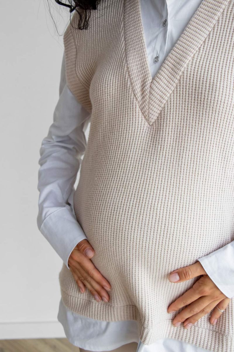 Рубашка кофта для беременных и кормящих мам бежевая из мягкого трикотажа