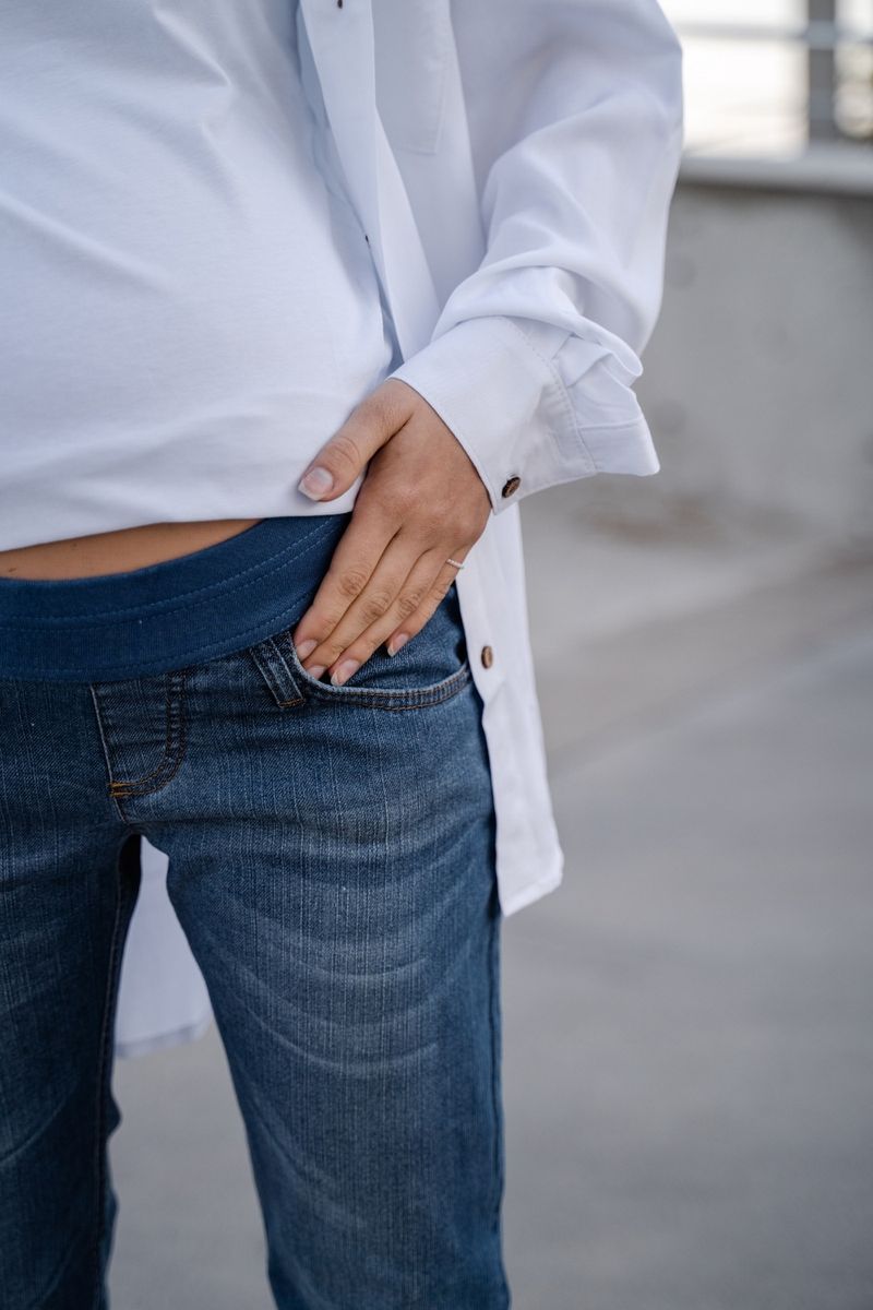 Плотные синие джинсы для беременных с расклешенными штанинами