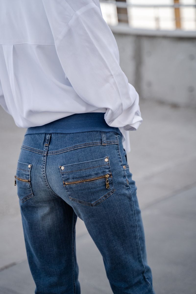 Щільні сині джинси для вагітних із розкльошеними штанинами