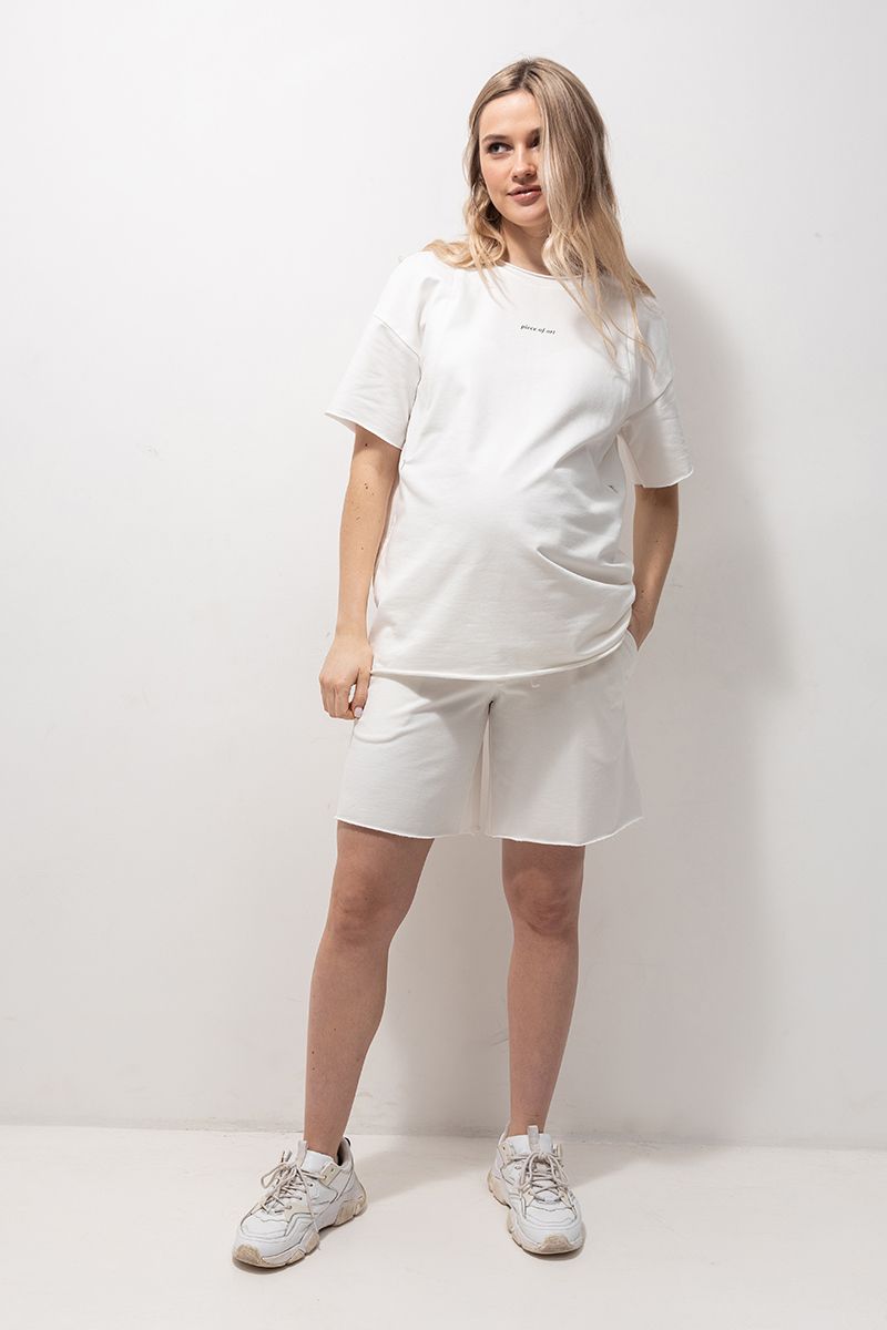 Трендовый костюм для беременных и кормящих с футболкой и шортами молочный