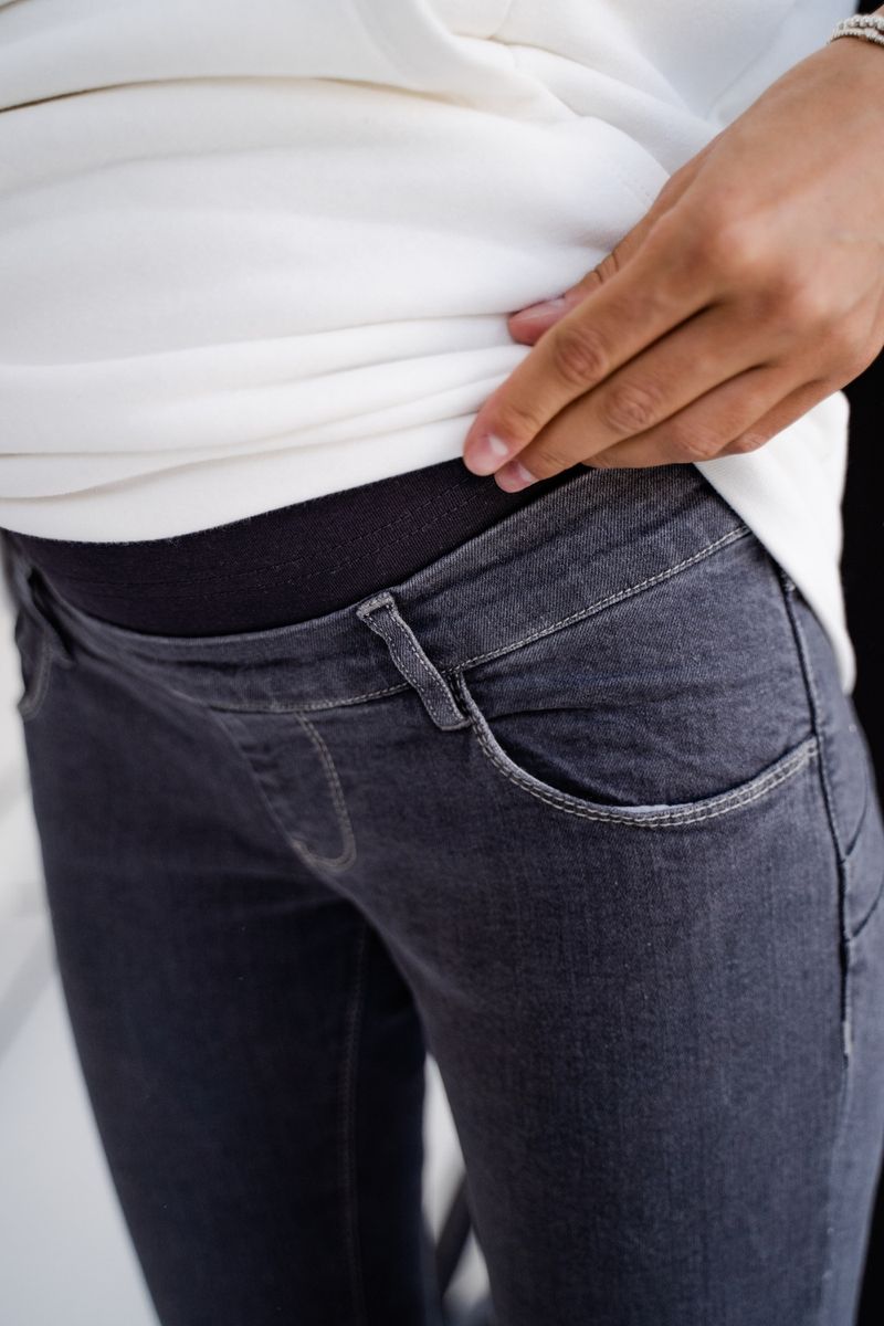 Стильні джинси для вагітних прямі звужені до низу темно сірі