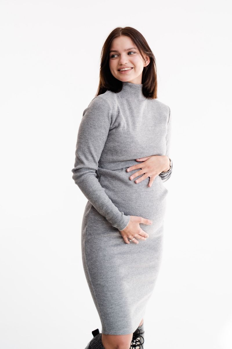 Теплое платье для беременных и кормящих шерстяное с секретом для кормления серое