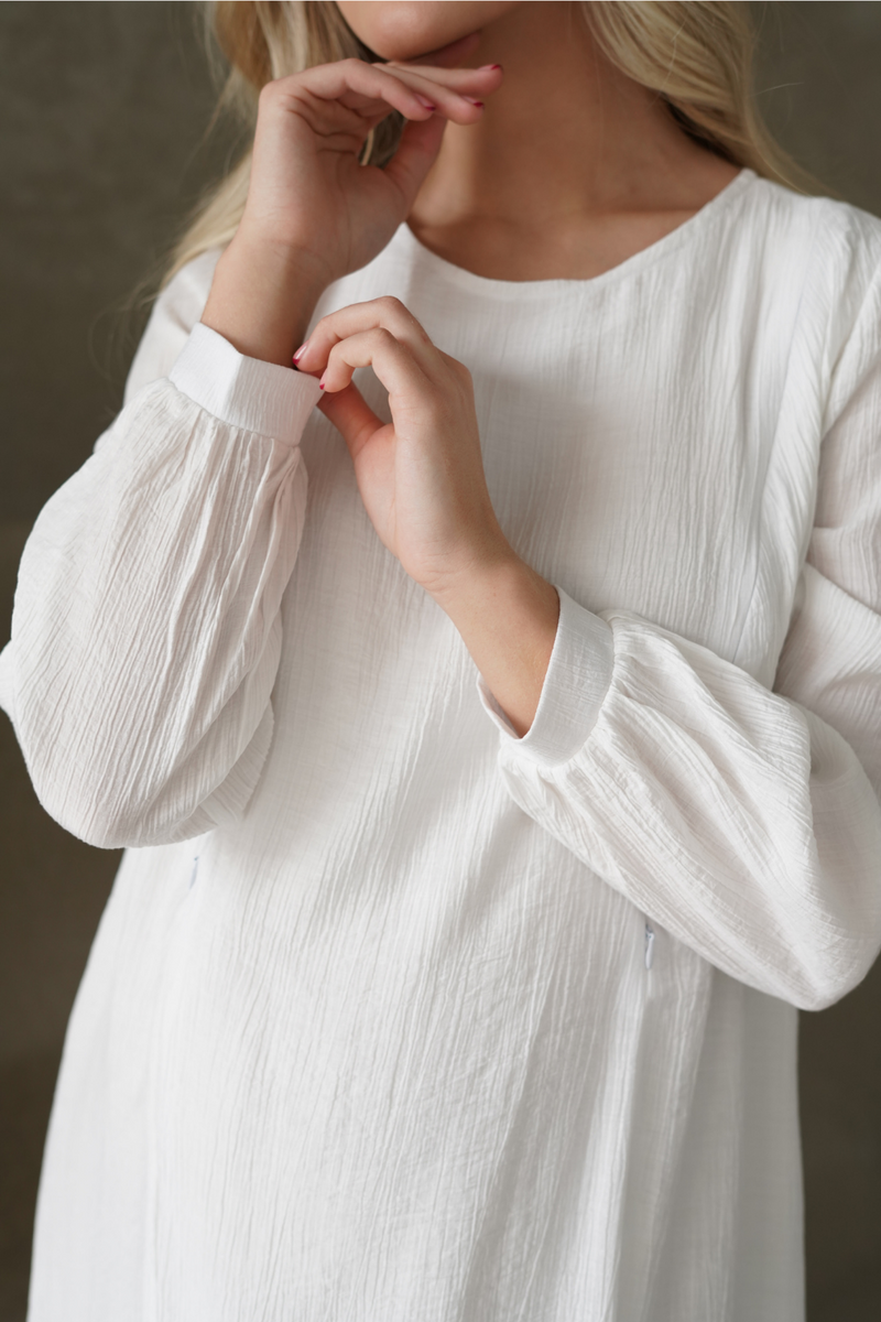 Легка ніжна сукня для вагітних та годуючих мам біла вільного силуету