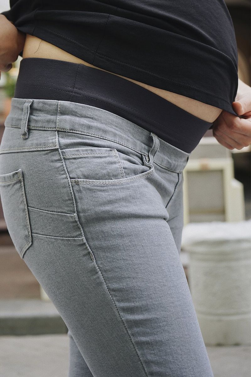 Стильные джинсы прямого силуэта для беременных серые зауженные к низу