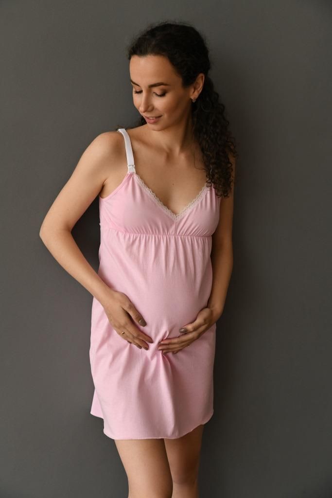 Ночная рубашка для беременных и кормящих мам розовая на эластичных бретелях из хлопкового трикотажа