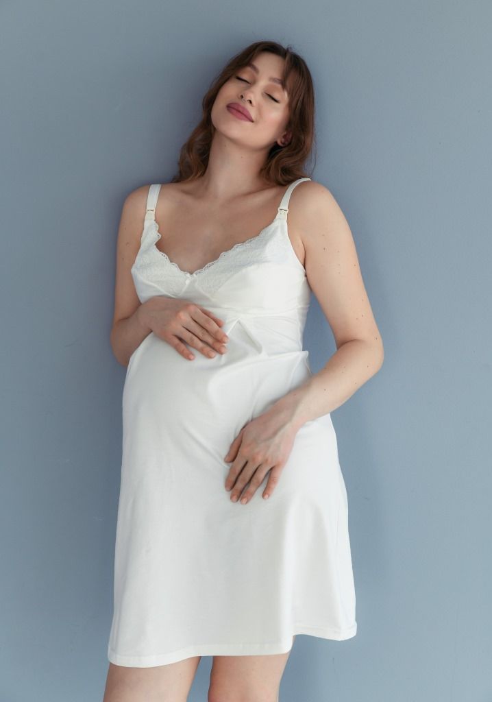 Нежная ночная рубашка для беременных и кормящих на бретелях молочная