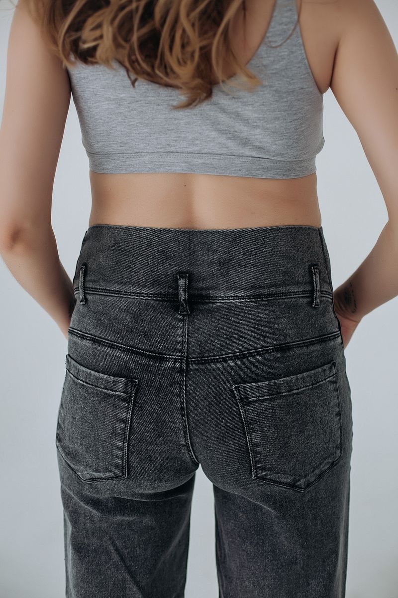 Серые джинсы для беременных straight fit прямого кроя с высоким трикотажным поясом