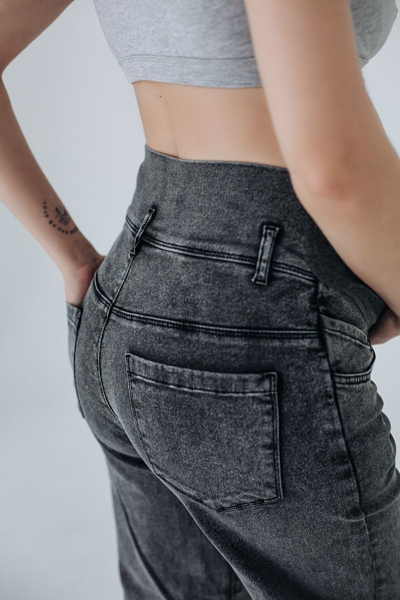 Серые джинсы для беременных straight fit прямого кроя с высоким трикотажным поясом