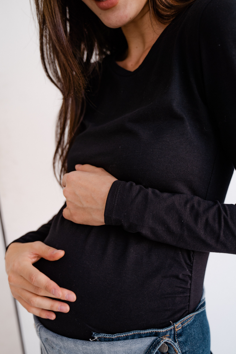 Мягкий джемпер для беременных, будущих мам черного цвета