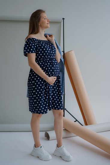 Ніжна бавовняна сукня для вагітних у горошок синя