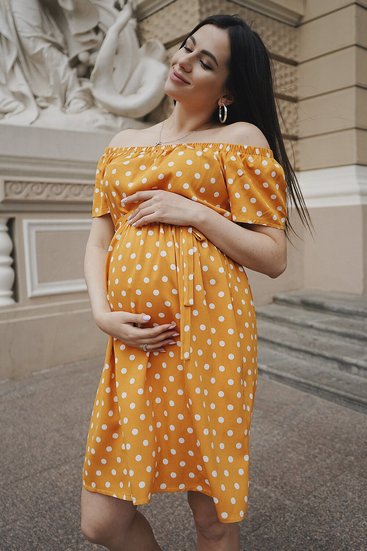 Желтое в горошек платье для беременныхиз мягкой ткани