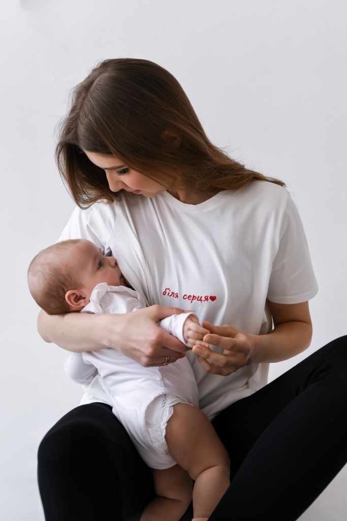 Стильна футболка для вагітних та годуючих молочного кольору