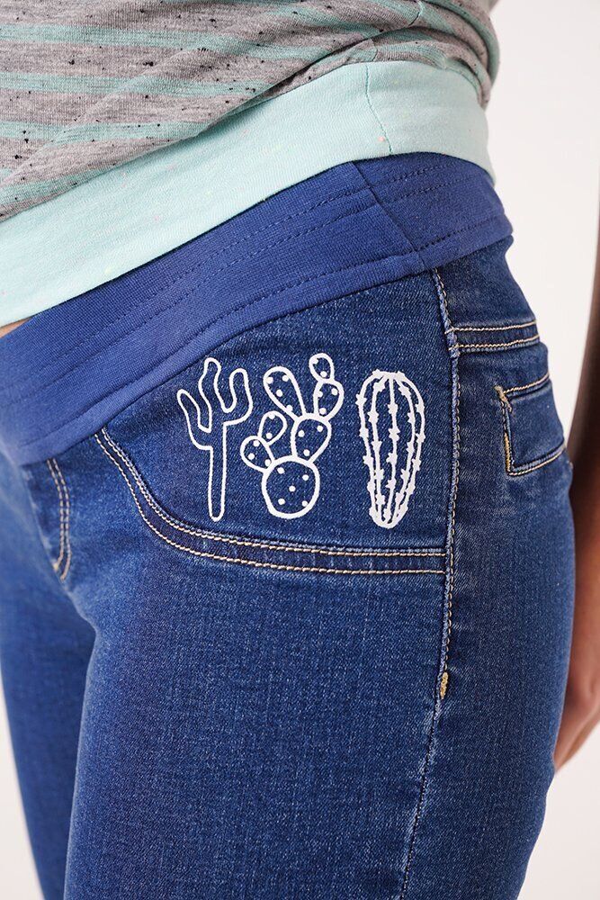 Стрейчевые джинсы для беременных с игривым принтом