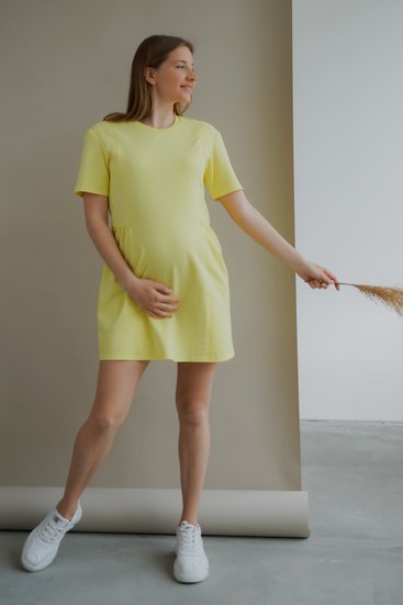 Однотонное легкое платье для беременных и кормящих мам желтое