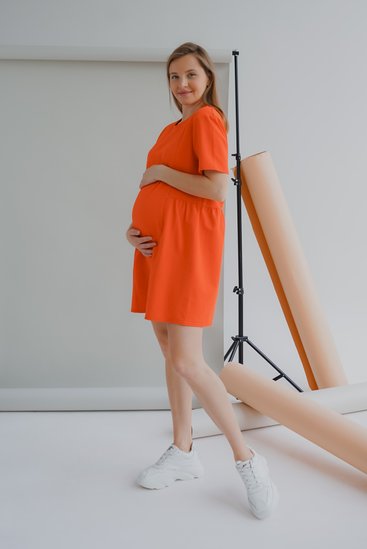Легкое платье для беременных и кормящих мам с секретом для кормления оранжевое