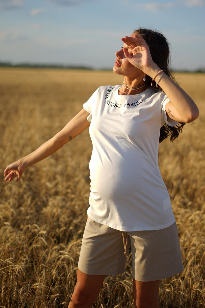 Трикотажна футболка для вагітних зі стильним шрифтовым принтом кремова